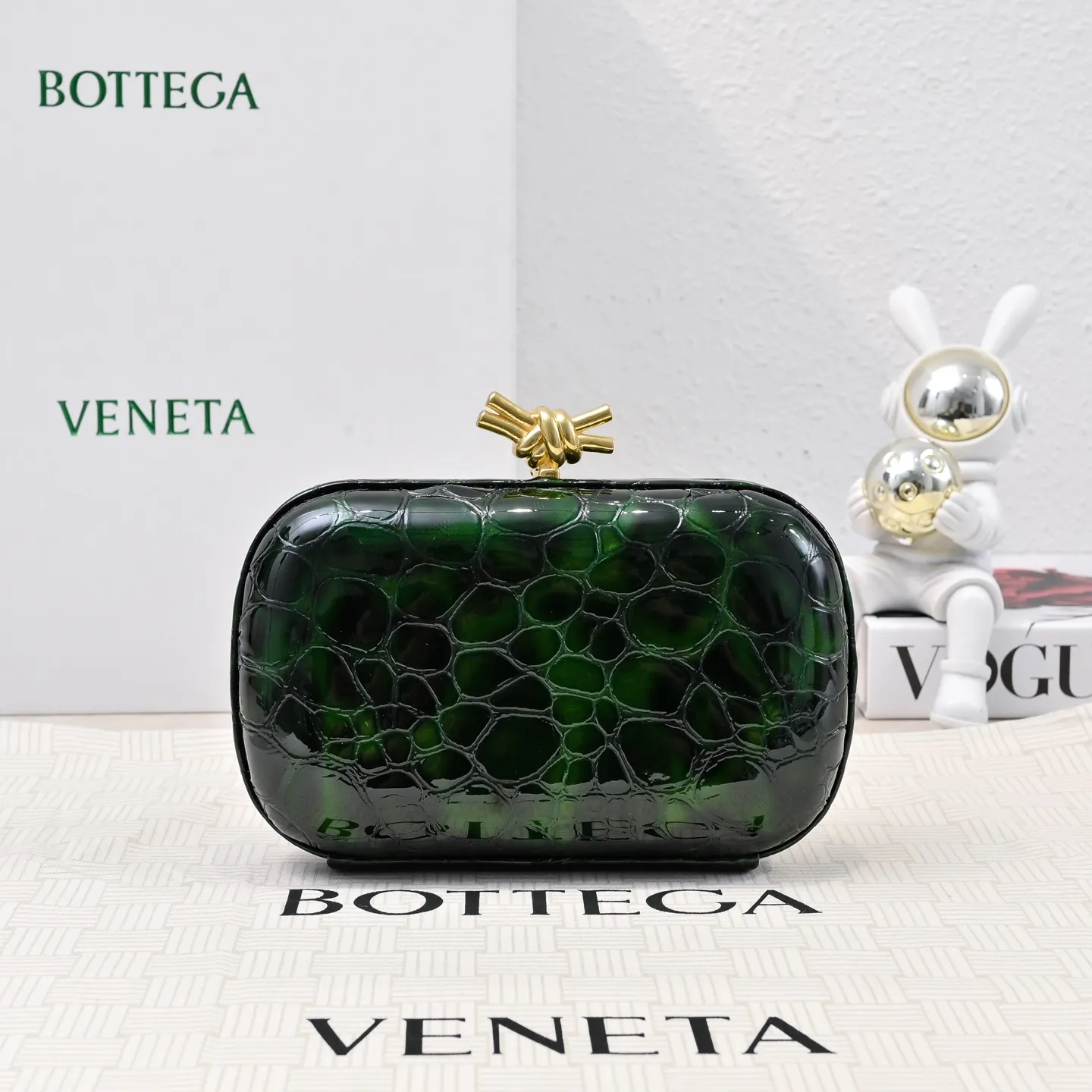 Batch 1560 #BV Knot pearlescent crocodile pattern evening bag series 🐊 Each bag reveals exquisiteness and elegance. It is made of crocodile leather with knot buckle. The leather feels super good and is unforgettable. 🐊 Crocodile pattern is a classic among classics. It looks high-end whenever you take it out ⭐️ The design is small and exquisite, low-key without logo, elegant and generous. Holding it in your hand or hanging it on your wrist will make you look more elegant and charming [Fireworks] Model: 717622 Size: 20x12x5.5